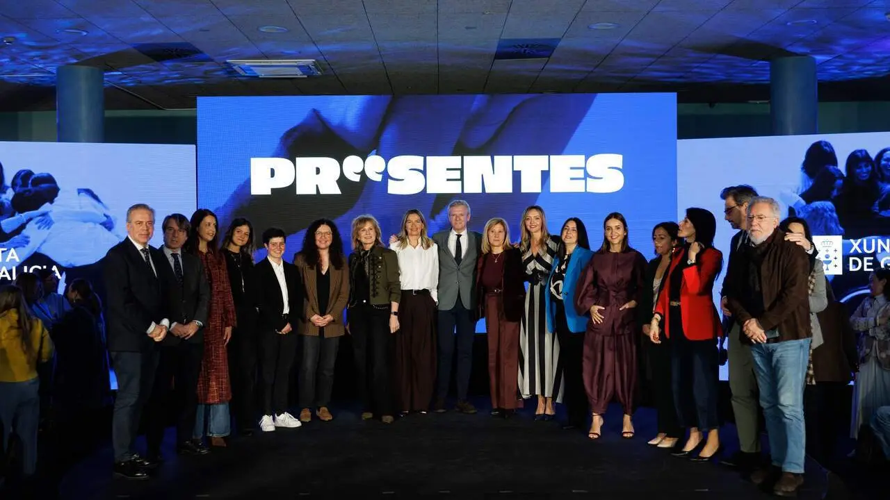 Rueda, junto a participantes en el acto. CABEZ&Oacute;N (XUNTA)