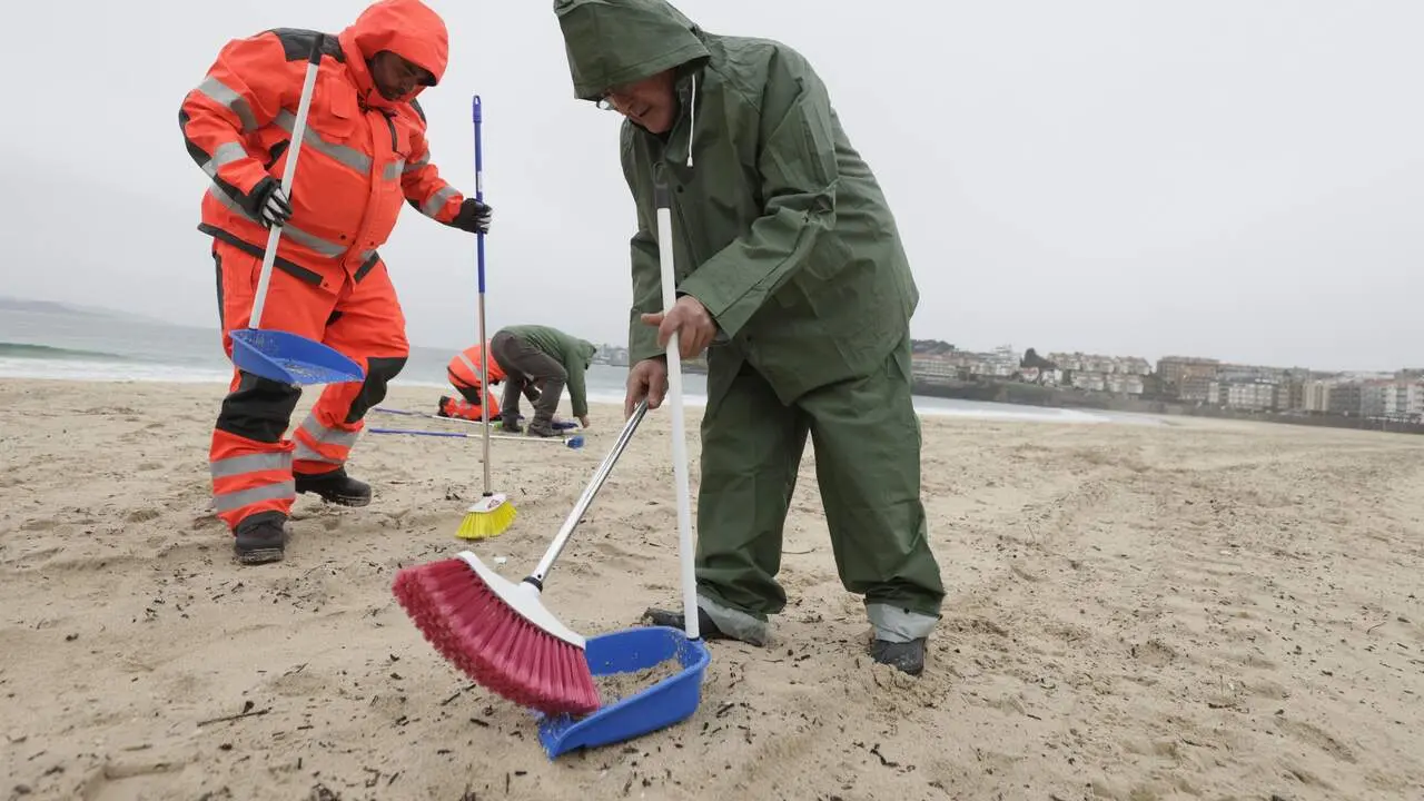 Limpieza de pellets de micropl&aacute;stico procedentes de la carga que el Toconao perdi&oacute; frente a Viana do Castelo. Playa de Silgar, en Sanxenxo. GONZALO GARC&Iacute;A