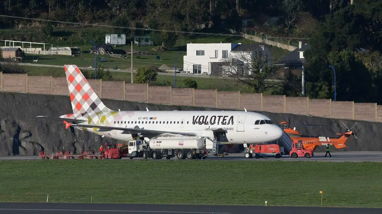 Avion de Volotea en el aeropuerto de Alvedro. M.DYLAN (EFE)