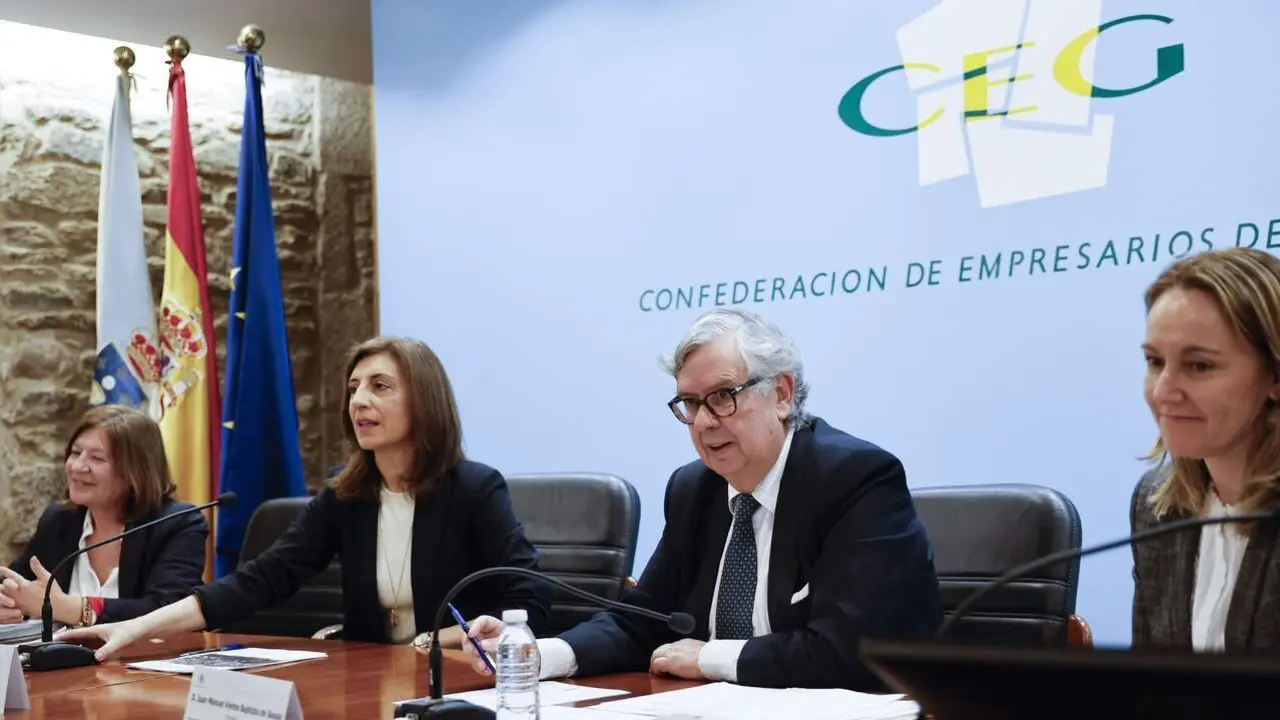 La conselleira de Medio Ambiente y el presidente de la CEG, en el centro, ayer en Santiago. EP