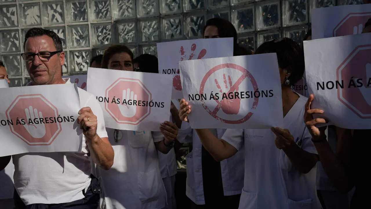 Una protesta frente al Hospital Meixoeiro de Vigo por un caso de agresi&oacute;n a personal sanitario. ADRI&Aacute;N IRAGO