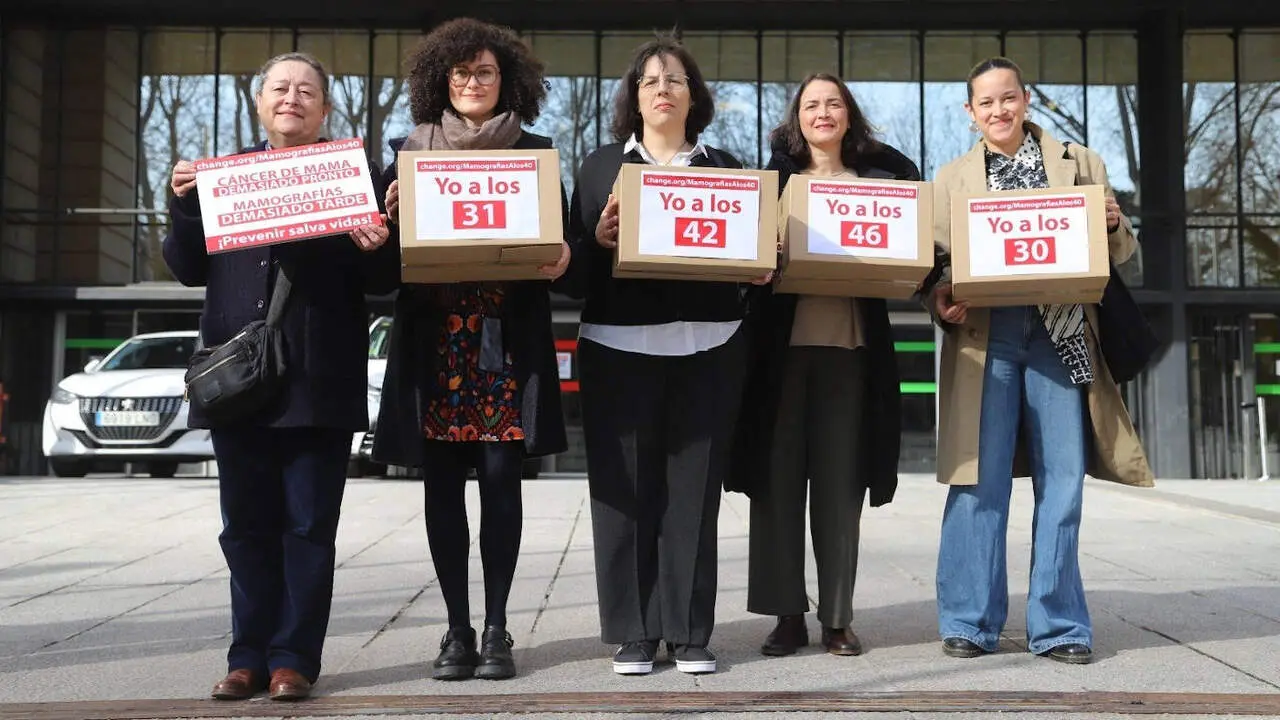 Mar&iacute;a Varela, en la entrega de firmas en el Ministerio de Sanidad junto a Esther, Nuria y Marina. EUROPA PRESS