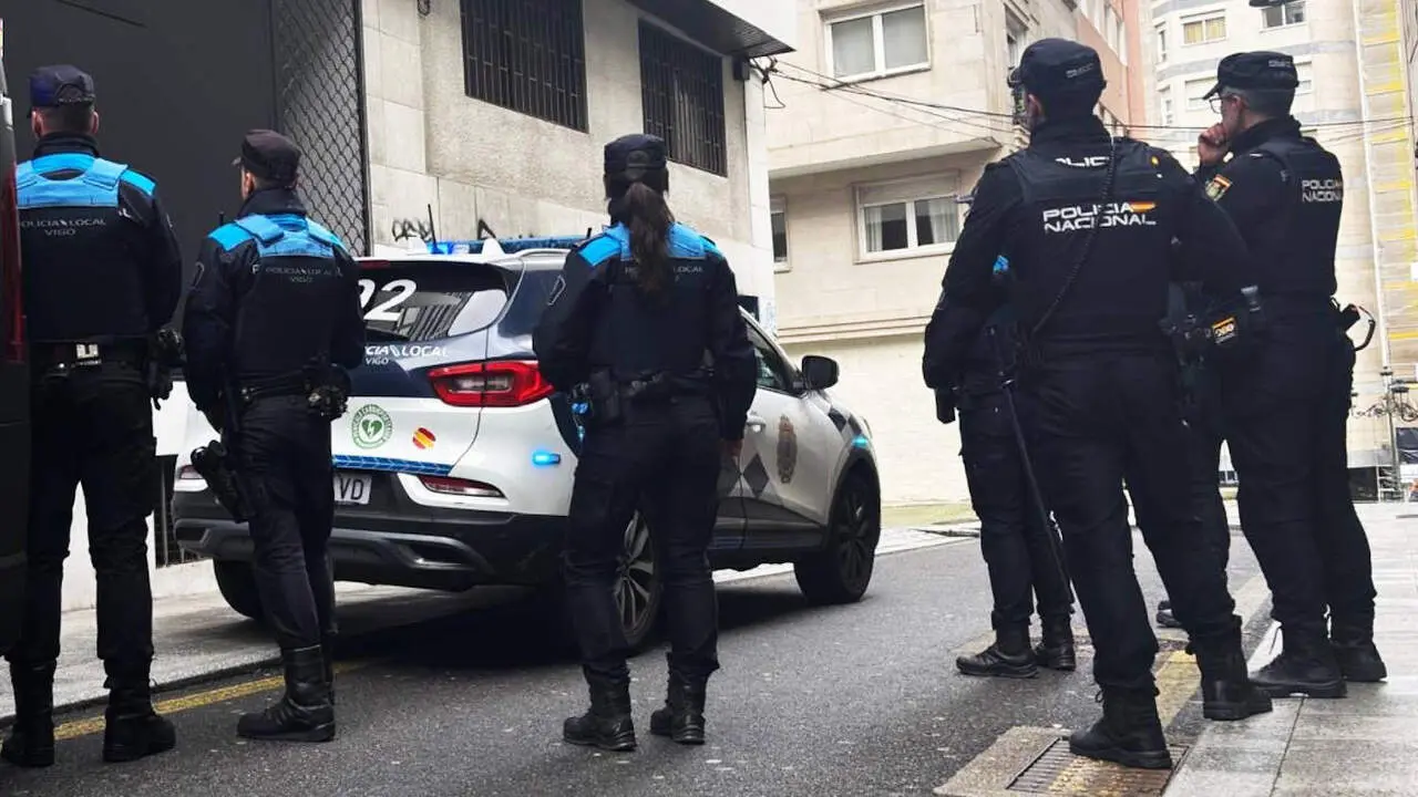 Un dispositivo de la Polic&iacute;a Nacional y la Polic&iacute;a Local en Vigo. EP