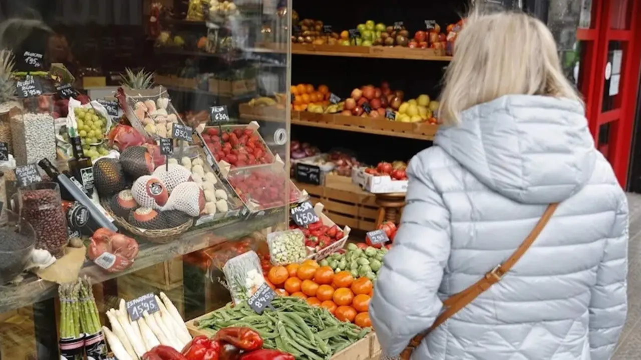 Una consumidora en una tienda de frutas y verduras. EFE