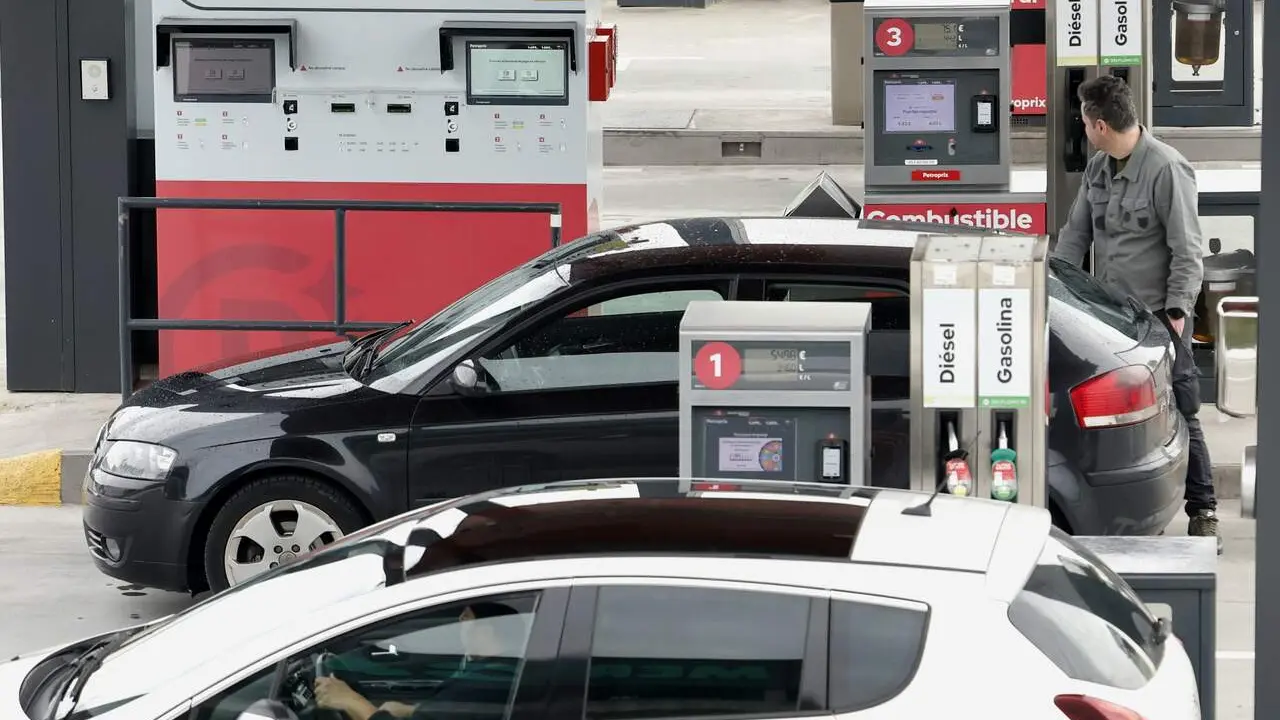 Un conductor reposta en una gasolinera. SEBAS SENANDE