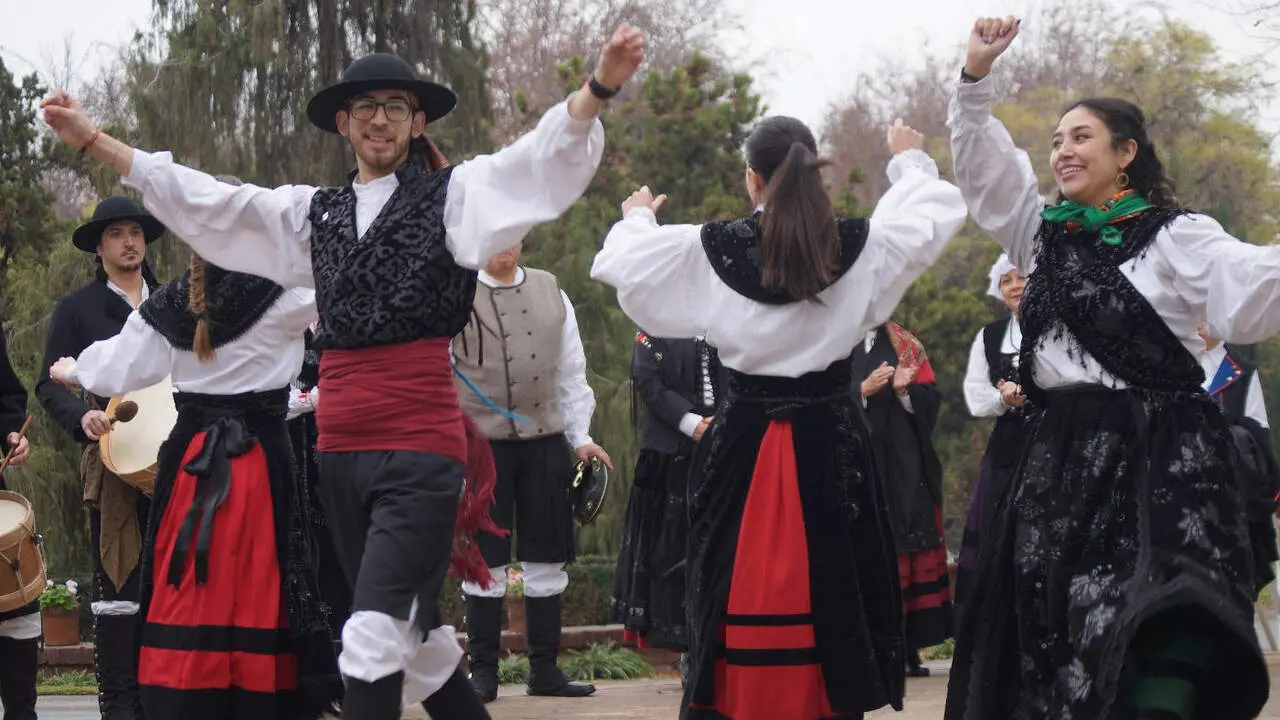 Grupo de baile tradicional del Lar Gallego de Chile. EP.JPG