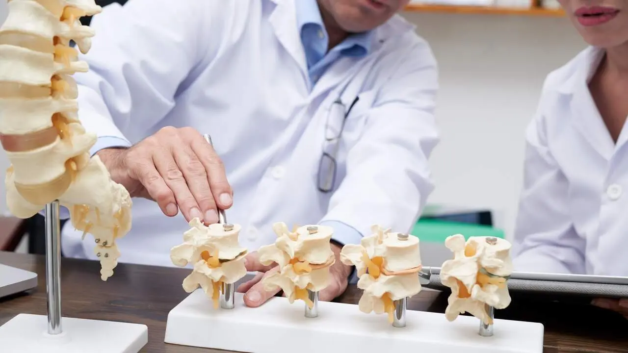 M&eacute;dicos explicando la enfermedad. FREEPIK