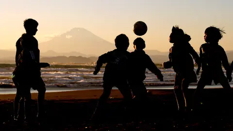 Ni&ntilde;os jugando al f&uacute;tbol. EFE