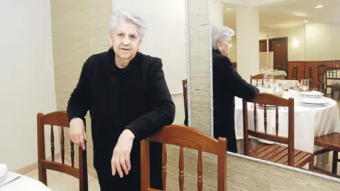 Saladina Albar, reconocida por el jurado de los XXIV Premios de Gastronomía de Galicia por su dedicación a la cocina, en el restaurante Casa Otilio que puso en marcha con su esposo. DAVID FREIRE