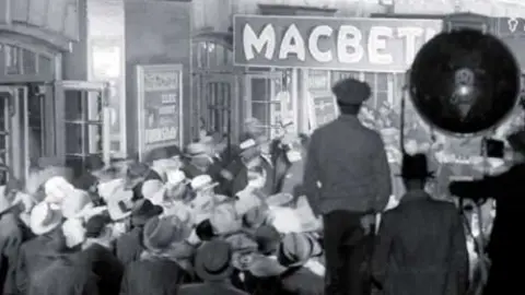 "Os clásicos non poden volver porque nunca marchan"