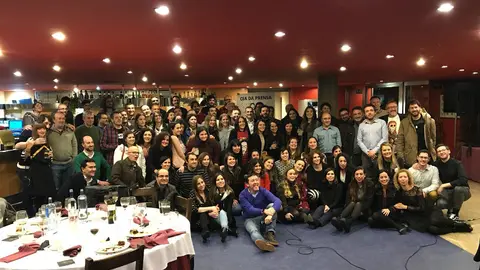 Foto de familia de los asistentes a la cena. DP