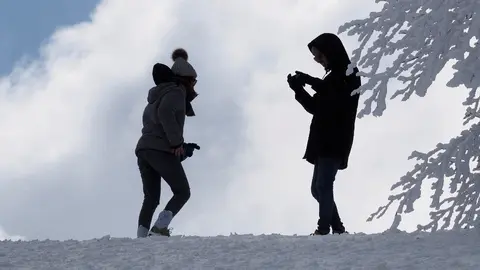 D&uacute;as amigas fan fotos na neve. EFE