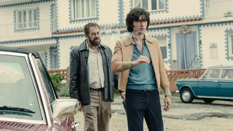 Javier Rey, que interpreta a Sito Miñanco, con Carlos Blanco en una escena de la serie. JAIME OLMEDO | Bambú