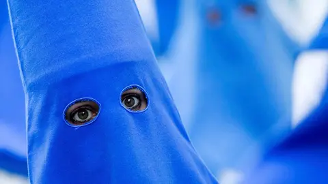 Unos cofrades durante la Procesi&oacute;n del Santo Entierro. EFE