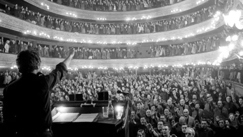 Foto que ilustra un artigo de Manuel Gago, 'Case de todo' (teatro)