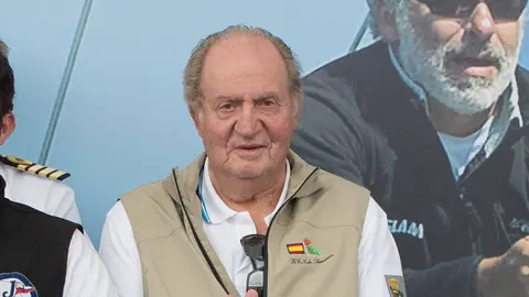Juan Carlos I, en Baiona tras una regata disputada el pasado a&ntilde;o. dp