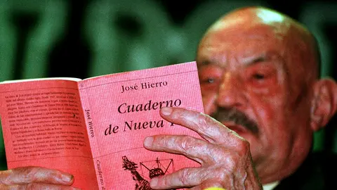 Jos&eacute; Hierro en 1999 con la primera edici&oacute;n de 'Cuaderno de Nueva Tork'. EFE