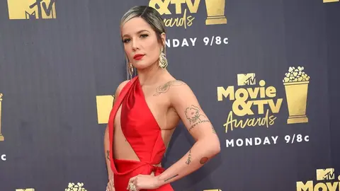 La cantante Halsey fue una de las mejor vestidas de la gala