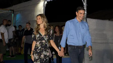 El presidente del Gobierno, Pedro S&aacute;nchez, y su esposa a su llegada al concierto de The Killers. DOMENECH CASTELL&Oacute; (EFE)