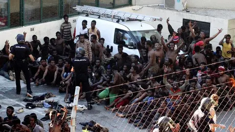 Inmigrantes que saltaron la valla de Ceuta. EFE