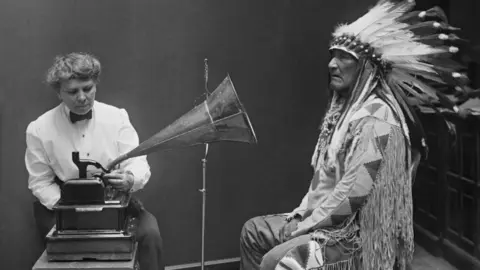 En políticas culturais existen dous modelos principais, facelas ou non facelas. EP