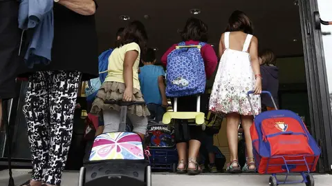 Escolares a la entrada de un colegio. AEP