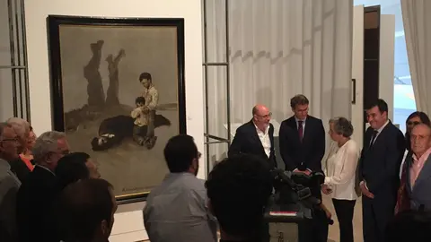 Autoridades e familiares de B&oacute;veda, ante a obra de Castelao. M.G.P.