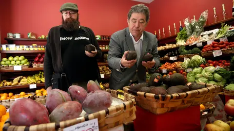 Rodrigo Cota y Miguel Anxo Fernández Lores en una frutería. JAVIER CERVERA