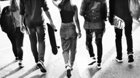 Jóvenes, adolescentes. EP