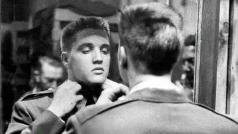 Elvis Presley se une a la armada.TR