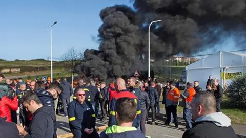 Los trabajadores de Alcoa de Avil&eacute;s cortan una carretera. ALBERTO MORANTE (EFE/ARCHIVO)