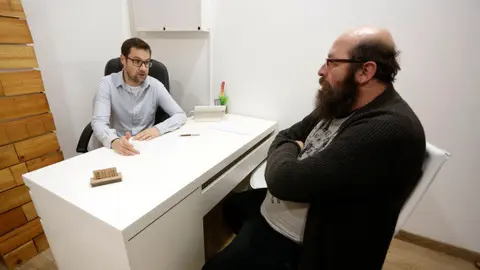 Rodrigo Cota con el psicólogo de alto rendimiento Iago Roel. JAVIER CERVERA-MERCADILLO