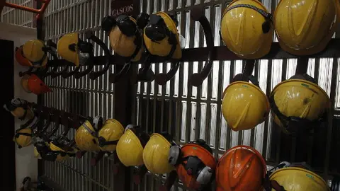 Cascos de obreros. ARCHIVO