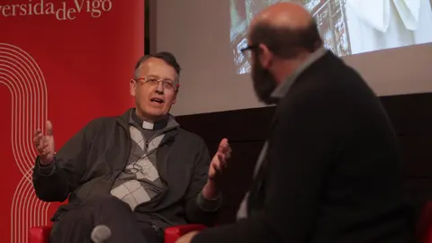 Rodrigo Cota con el párroco Javier Porro. DAVID FREIRE