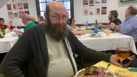 Cota tomando cocido en Lalín. JAVIER CERVERA