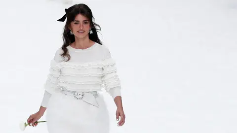 Pen&eacute;lope Cruz fue la gran sorpresa de la noche, luciendo unas cu&ntilde;as de estilo botas 'apr&egrave;s ski'. EFE