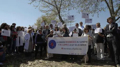 Un grupo de cient&iacute;ficos se concentr&oacute; este viernes a las puertas de la Moncloa. BALLESTEROS, EFE