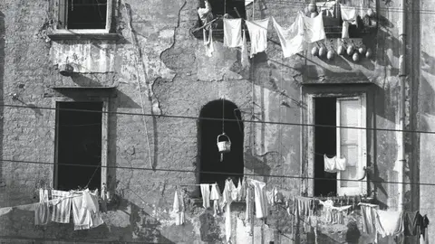Edificio, ropa colgada. EP