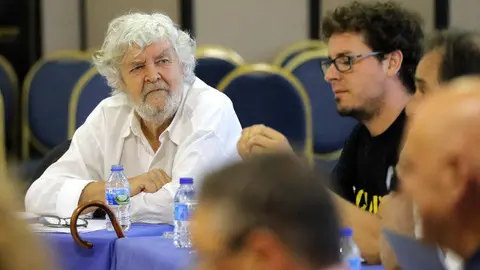 Xos&eacute; Manuel Beiras durante la reuni&oacute;n de la coordinadora nacional de Anova, esta s&aacute;bado en Santiago. LAVANDEIRA JR (EFE)