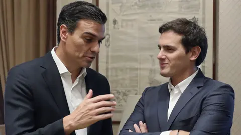 Imagen de archivo en la que S&aacute;nchez y Rivera mantienen una conversaci&oacute;n. EFE
