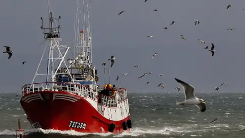 Un barco entrando no porto de Burela. JOS&Eacute; M&ordf; &Aacute;LVEZ