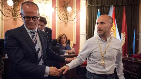 Jes&uacute;s V&aacute;zquez y J&aacute;come, en la cesi&oacute;n del bast&oacute;n de mando. BRAIS LORENZO (EFE)
