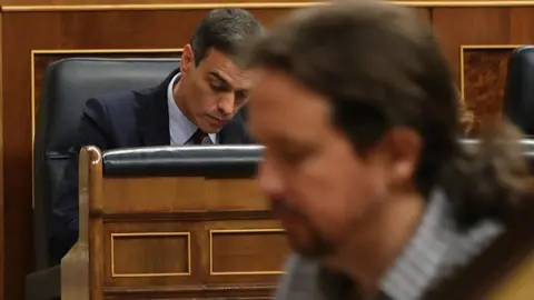 Pedro S&aacute;nchez, pendiente de Pablo Iglesias.J.J. GUILL&Eacute;N