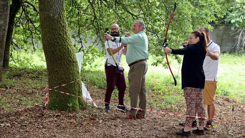Balseiro practicando el tiro con arco en su visita a un campamento. EP