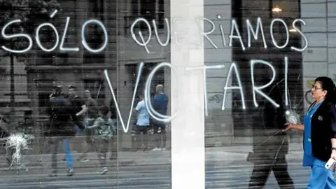 Pintada en un escaparate de un comercio de Barcelona. JES&Uacute;S DIGES (EFE)