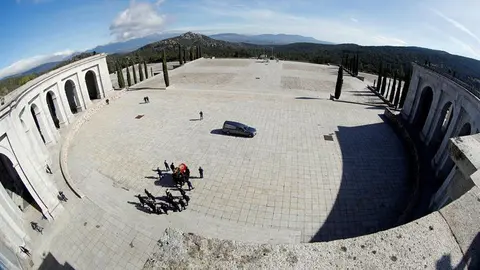 Familiares de Franco portando el f&eacute;retro tras su exhumaci&oacute;n el pasado jueves. EMILIO NARANJO (EFE)