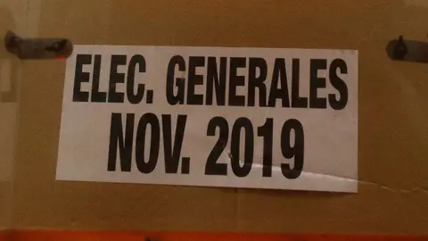 Urnas durante el montaje de la infraestructura de un colegio electoral. EFE