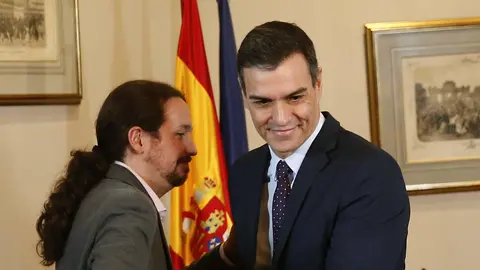 Iglesias y S&aacute;nchez, tras firmar el preacuerdo de Gobierno. PACO CAMPOS