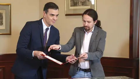 S&aacute;nchez e Iglesias, firmando el preacuerdo. PACO CAMPOS (EFE)