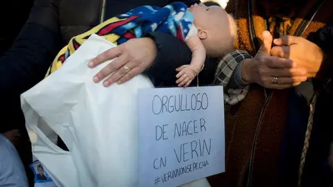 Uno de los carteles reivindicativos en la manifestaci&oacute;n contra el cierre del paritorio de Ver&iacute;n. BRAIS LORENZO (EFE)